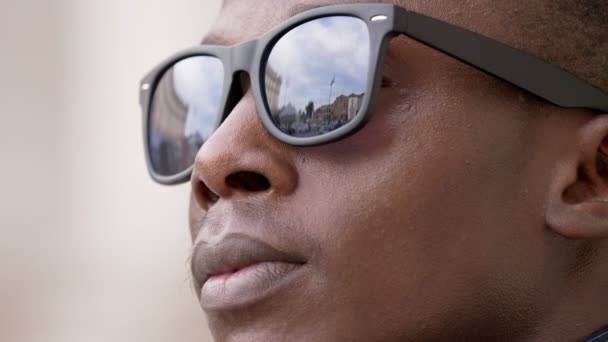 Futuro Éxito Juventud Joven Negro Mira Quitándose Sus Gafas Sol — Vídeo de stock
