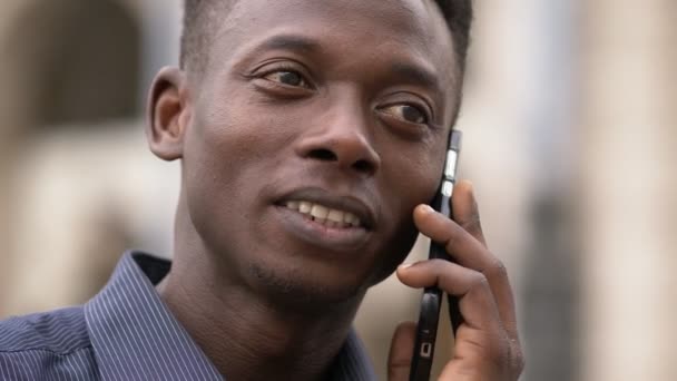 Sorrindo Atraente Jovem Africano Falando Por Telefone Perto — Vídeo de Stock