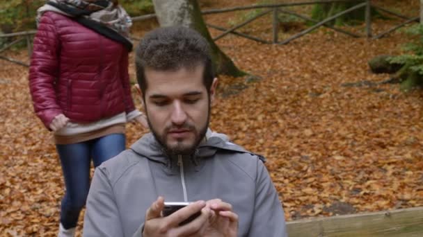 Hombre Usando Teléfono Novia Sorprende Por Detrás Cubriendo Ojo Aire — Vídeos de Stock