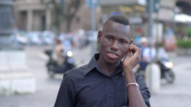 Zwarte Afrikaanse Man Luistert Naar Muziek Motie Ritme Buiten Langzaam — Stockvideo