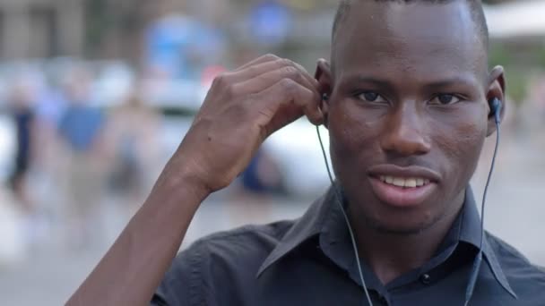 Jonge Zwarte Man Koptelefoon Zetten Het Luisteren Van Muziek Slowmotion — Stockvideo