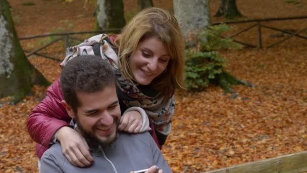 Jovens Amantes Brincando Rindo Olhando Para Smartphone Parque — Vídeo de Stock