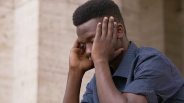 düşünme, çözüm bulmak için endişe dalgın genç Afrika adam