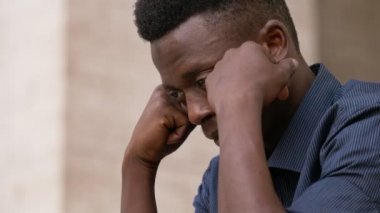 umutsuz ve mutsuz genç Afro-Amerikan adam düşünme-açık