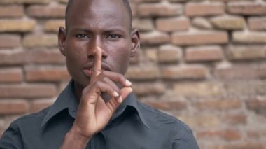 Ciddi Afrikalı-Amerikalı sessizlik parmağıyla - yavaş hareket işareti yapar