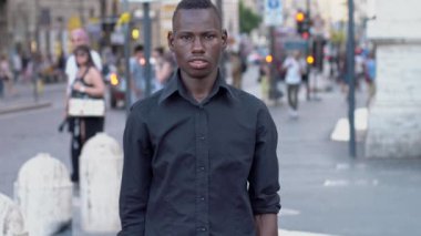 Genç Amerikan Afrika adam kollarını street - ağır çekimde geçiş