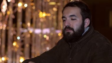 yalnızlık bir sigara Noel-açık Christmas.thoughtful man at