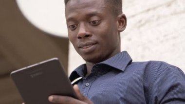 Rahat siyah Afrika dijital tablet kullanarak sokakta adam