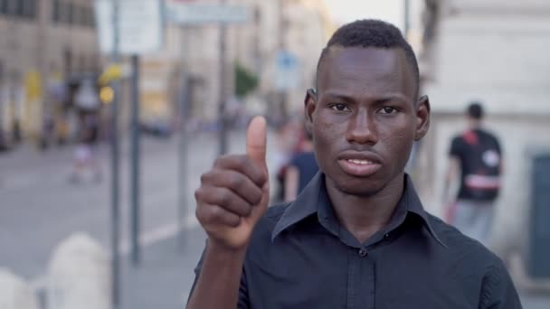 Σοβαρές Νεαρός Μαύρος Άνδρας Κάνοντας Thumb Υπαίθριος — Αρχείο Βίντεο