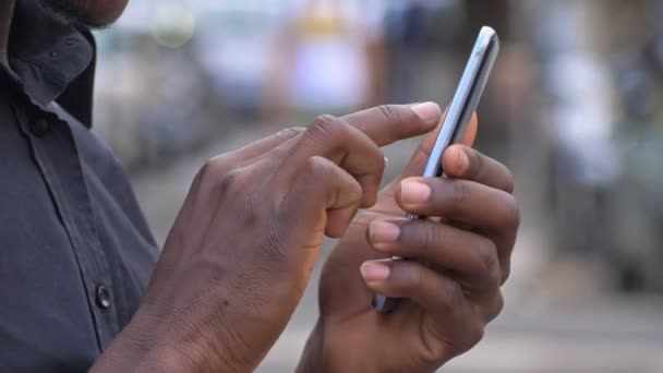 Язок Пристрої Молодь Руки Чорношкірого Друкуються Смартфоні Відкритому Повітрі — стокове відео