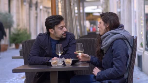 Junges Paar Sitzt Lächelnd Restaurant Plaudert Prostet Freien — Stockvideo