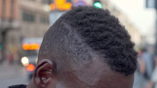 Sonriente Joven Negro Ciudad Mirando Hacia Arriba Cámara Lenta — Vídeos de Stock