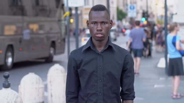 Jistý Mladý Černý Americký Člověk Ulici Přes Ramena Slow Motion — Stock video