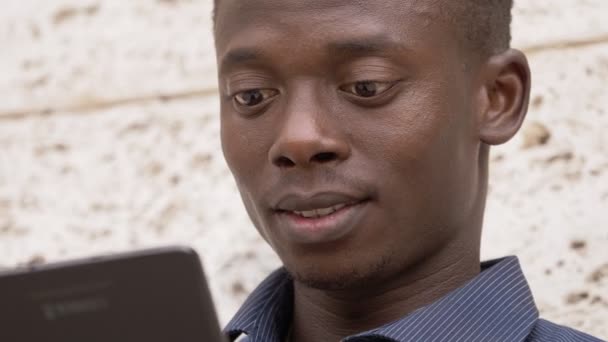 Junger Amerikanisch Afrikanischer Junger Mann Mit Digitalem Tablet Nahaufnahme — Stockvideo