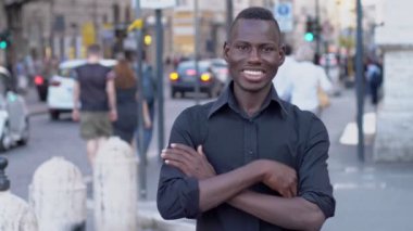 Ciddi siyah Amerikalı genç adam kollarını street - ağır çekimde geçiş