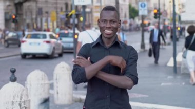 Gülümseyen emin siyah onun silah - ağır çekim geçiş sokakta adam