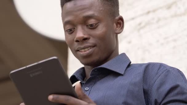 Lachende Zwarte Amerikaanse Student Met Behulp Van Tablet Straat — Stockvideo