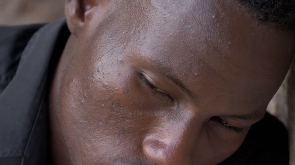Triste Deprimido Americano Africano Hombre Levantando Cabeza Mirando Cámara — Vídeos de Stock