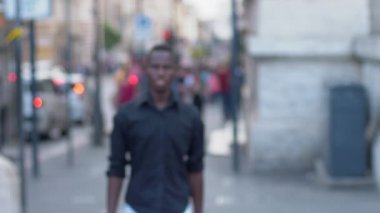 defocused Afrikalı Zenci wlaking kameraya doğru ve gülümseyen-açık