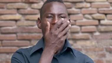 siyah Afrika delikanlı yawns, kameraya bakıyor