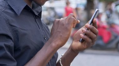 adamın elleri Smartphone cep telefonu ile sokak-teknoloji, modernite kaydırma siyah