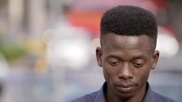 Jovem Negro Africano Homem Rua Levantando Cabeça Sorri Para Câmera — Vídeo de Stock