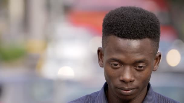 Noir Américain Jeune Homme Dans Rue Levant Tête Sourit Caméra — Video