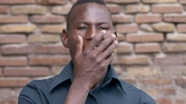 Молодой Черный Африканский Мужчина Зевает Глядя Камеру — стоковое видео