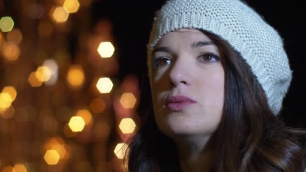 Przemyślane Młoda Kobieta Sama Ulicy Christmas Night Zwolnionym Tempie — Wideo stockowe