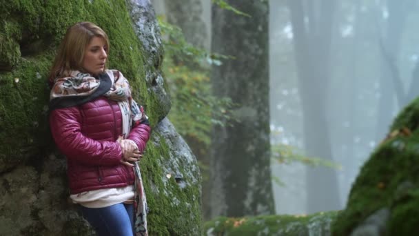 Estressado Triste Bela Mulher Sozinha Inverno Forestin — Vídeo de Stock