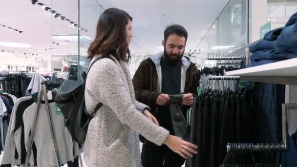Молодая Пара Смотрящая Брюки Магазине Одежды Замедленная Съемка — стоковое видео