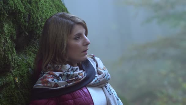 Peur Réfléchie Jeune Femme Solitaire Dans Forêt — Video