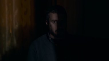 tehlikeli katilin silahı kameraya karanlıkta işaret.