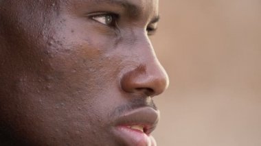 Profil ciddi genç siyah Afrikalı adamın gözlemleyerek