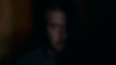 Karanlıktaki hırsız kameraya silahı işaret