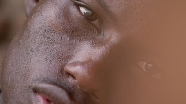 Sorgliga Fundersam Ung Svart Afrikansk Man Stirrar Kameran Depression Sorg — Stockvideo