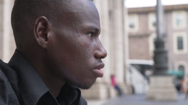 Bystrý Mladý Černý Muž Při Pohledu Vpřed Venkovní Profil — Stock video