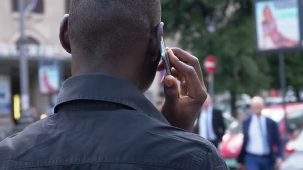 Νεαρή Μαύρη Αφρικανική Άνθρωπος Στην Πόλη Μιλάμε Από Τηλέφωνο Πίσω — Αρχείο Βίντεο