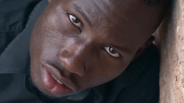若い黒人男性屋外 — ストック動画