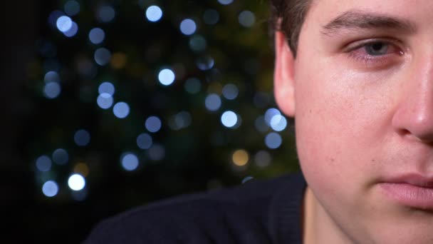 Üzgün Genç Adam Kameraya Noel Zamanı Yarım Yüz Arayan Yalnız — Stok video