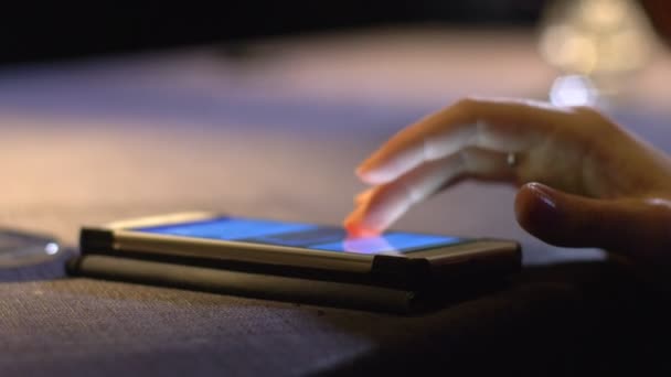 优雅的女人的手使用智能手机在桌子上 — 图库视频影像