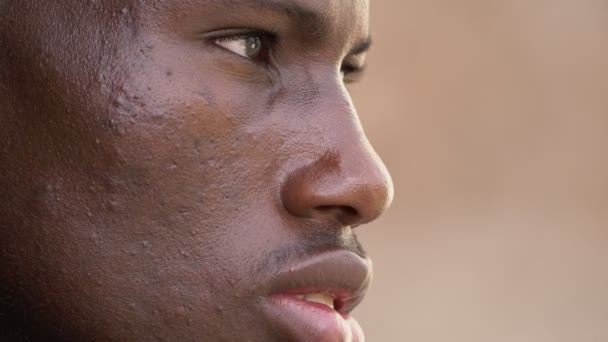 Profilo Serious Young Black African Man Observing — Video Stock