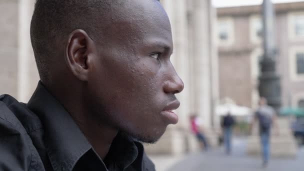 Pensive Jeune Homme Africain Américain Observant Ville — Video