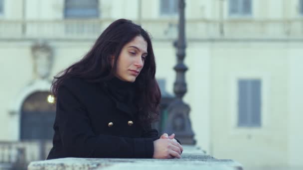 Osamělá Smutná Depresivní Žena Myslí Manžel Venkovní — Stock video