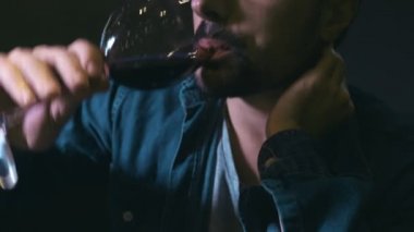 depresif genç adam şarap içme karanlıkta yalnız, işini kaybetti