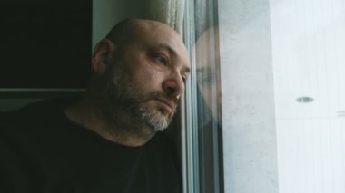 Penceresinde, depresif üzgün olgun adam onun boşanma düşünme