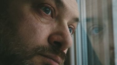 bakan pencereye, eğilerek düşünceli üzgün adam