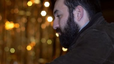 Üzgün pensve adamla gözler, açılış Christms zaman profili kapalı