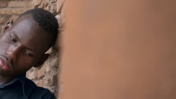 Triste Pensoso Giovane Nero Africano Uomo Appoggiato Muro — Video Stock