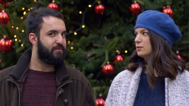 Mutlu Komik Çift Gülüyor Noel Zamanda Kameraya Gülümseyen — Stok video